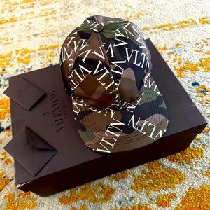 AUTHENTIC VALENTINO GARAVANI HAT NEW